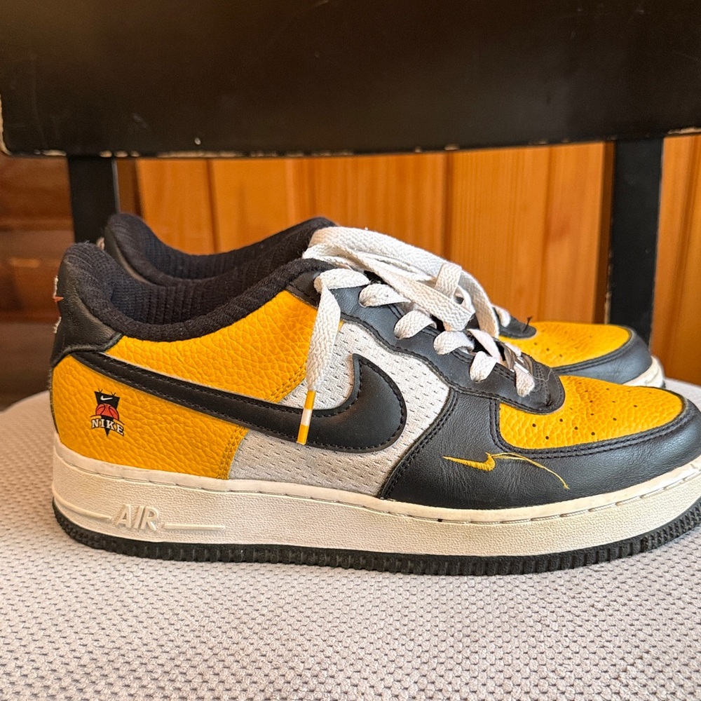 Kids’ Nike Air Force 1 LV8 Sneakers - Picture 4 of 5